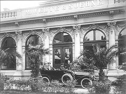 Reger (1913) arriving at the Welte music studios