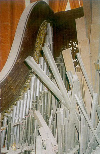 Breslau, Elisabethkirche: choir-organ, distorted pipes