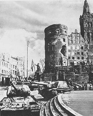Sowjetischen panzer vor dem Schloß