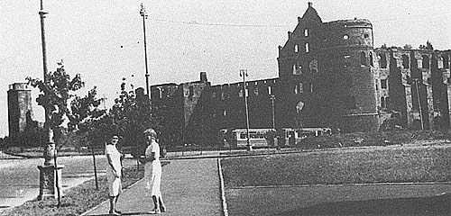 Schlo&szlig;ruine einige Jahre vor der Sprengung
