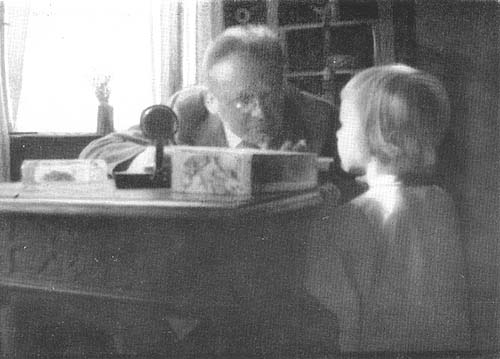 Reger writing music while talking to Max Martin Stein