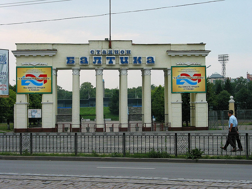 S&auml;ulen der Altst&auml;dtische kirche in das Portal des Stadions "Baltika".