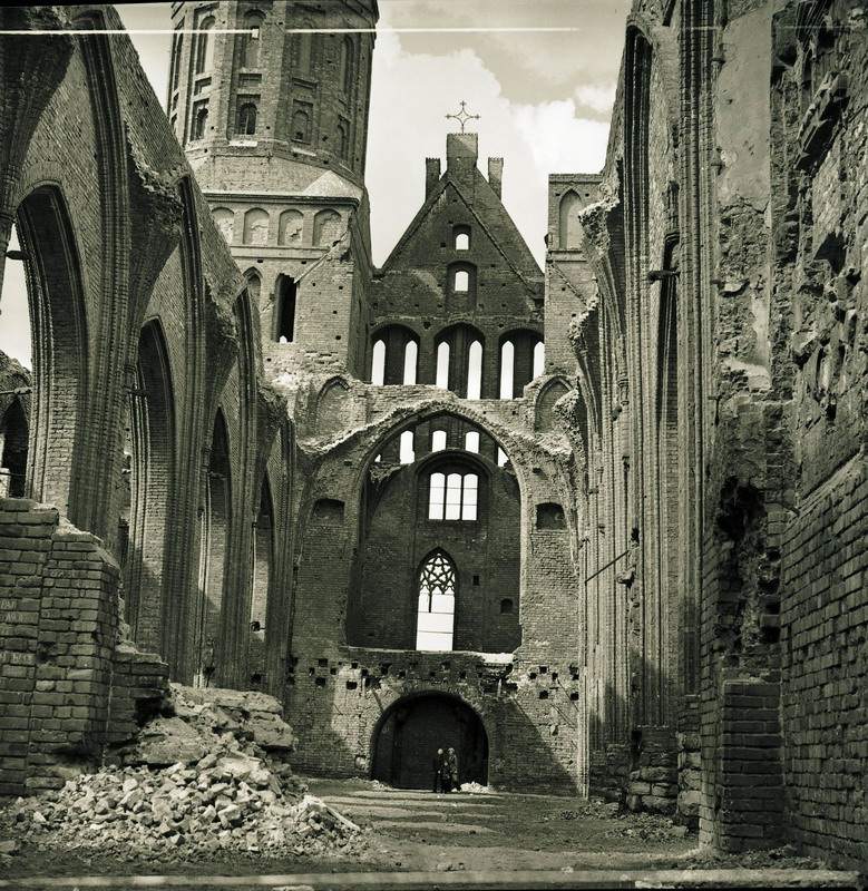 Die Domruine nach der Aufr&auml;umung der Tr&uuml;mmer, Westseite